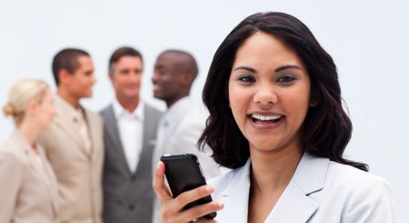 Smiling Businesswoman ethnique envoyer des SMS ave